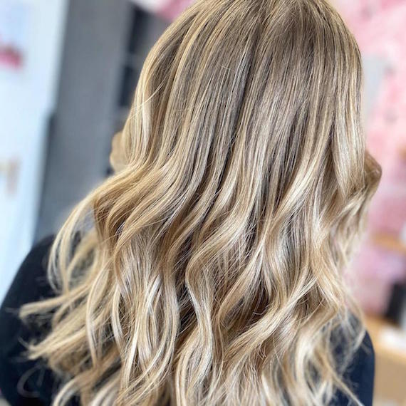 Chevelure longue aux teintes Creamy Beige avec effet naturel - Tendance 2025 Studio 9