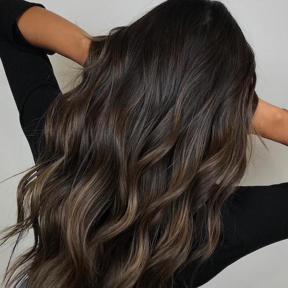 Expresso Brunette avec reflets chauds - Tendance 2025 Studio 9