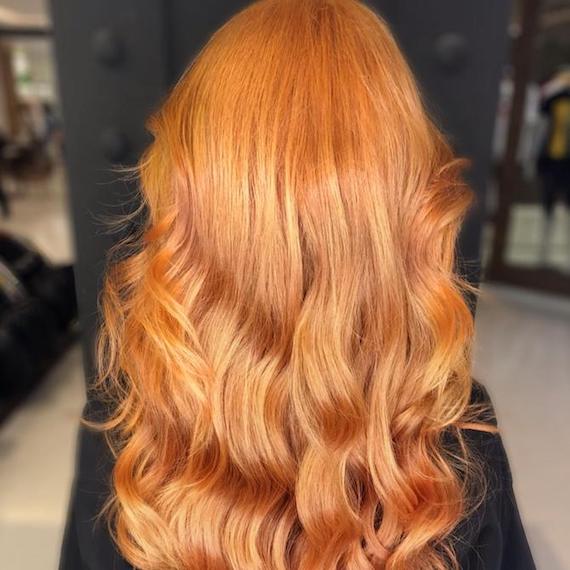 Coiffure long avec boucles en tons cuivrés - Tendance 2025 Studio 9